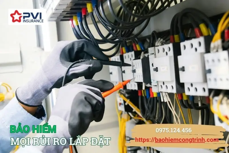 Kỹ sư căn chỉnh tủ điện tại công trình – minh họa giai đoạn chạy thử trong bảo hiểm lắp đặt (EAR)