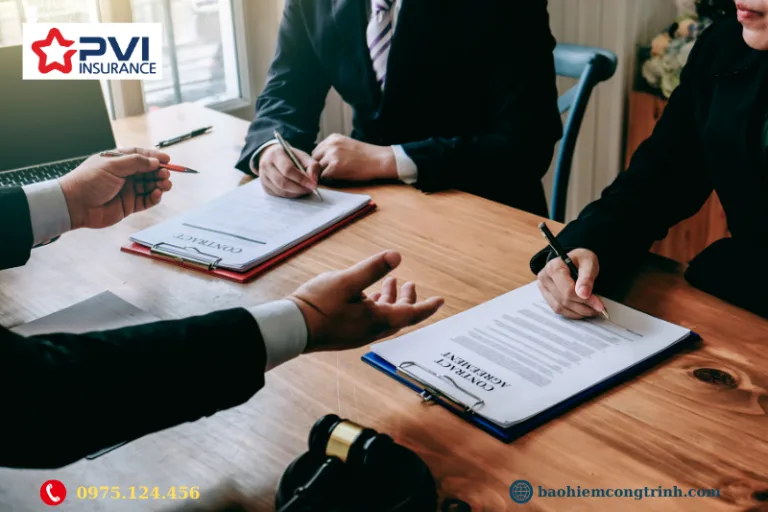 Đại diện công ty bảo hiểm ký hợp đồng với khách hàng, bắt tay sau khi hoàn tất hồ sơ mua bảo hiểm cháy nổ bắt buộc
