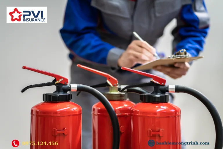 Lực lượng cứu hỏa kiểm tra hệ thống phòng cháy chữa cháy định kỳ, bên cạnh các bình chữa cháy – biểu tượng an toàn và phòng cháy chữa cháy.