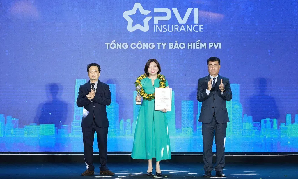 Bà nguyễn vũ tâm đại diện bảo hiểm PVI nhận giải thưởng công ty bảo hiểm xuất sắc nhất