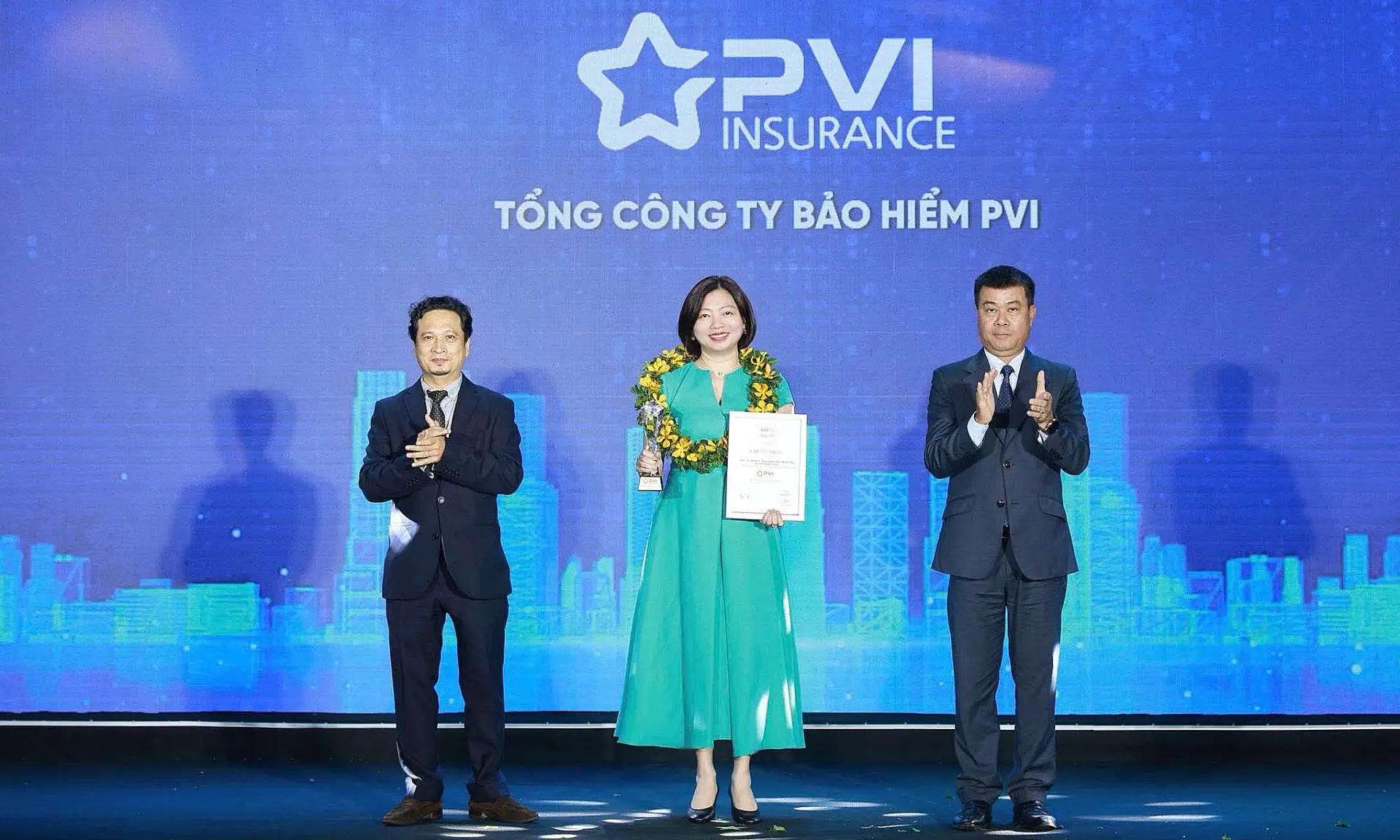 Bà nguyễn vũ tâm đại diện bảo hiểm PVI nhận giải thưởng công ty bảo hiểm xuất sắc nhất